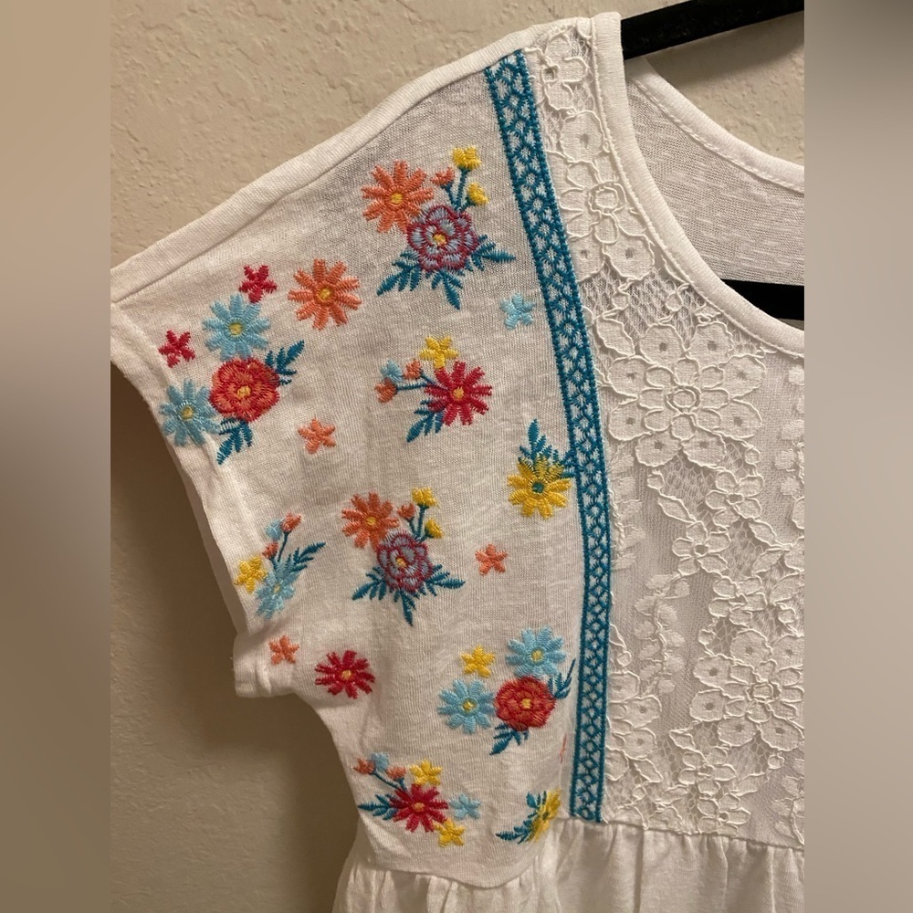 Savanna Jane Short Sleeve Floral Embroidered Babydoll Top With Lace Detailing - Picture 3 of 9